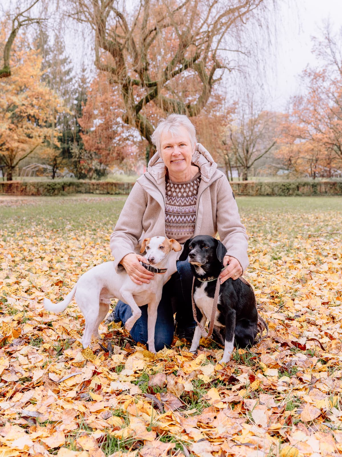 Sozialpädagogin Birgit Hauswirth mit Karli und Lenny im Herbst